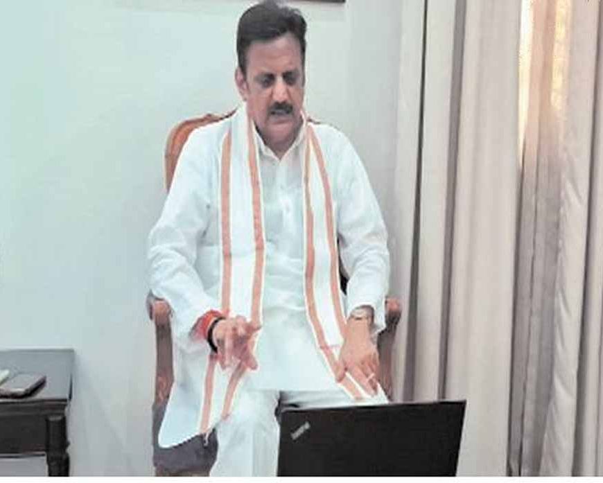 हर बसाहट में पक्की सड़क की सुविधा दें : उप मुख्यमंत्री  शुक्ल