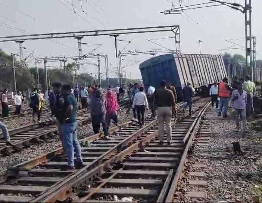 MP में बड़ा रेल हादसा: मालगाड़ी के 5 डिब्बे पटरी से उतरे, बिलासपुर-कटनी सेक्शन पर रेल यातायात प्रभावित
