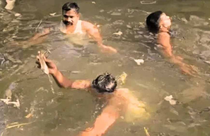 पूजा सामग्री के साथ नहर में बहा आए 2 लाख रुपये, घर पहुंचकर हुई याद तो उड़ गए होश