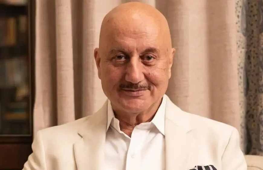 बॉलीवुड के दिग्गज अभिनेता अनुपम खेर 71 साल के हुए, फैंस ने दी ढेरों शुभकामनाएँ