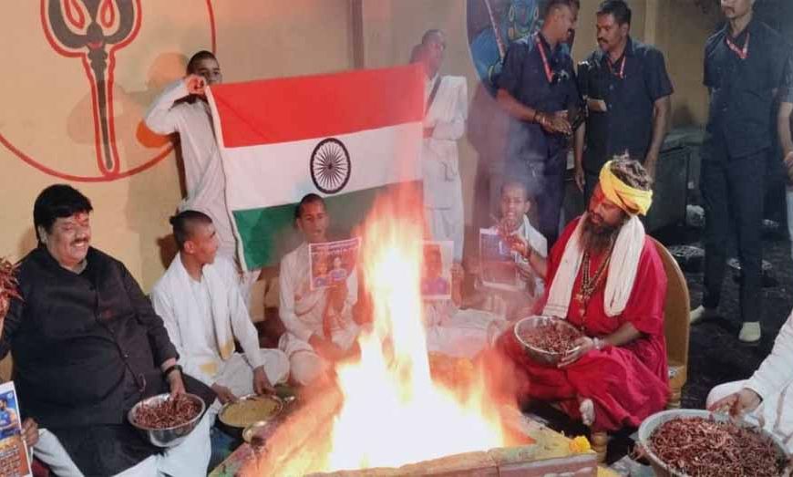 टी-20 विश्वकप जीत के लिए अनोखा अनुष्ठान: बगलामुखी मंदिर में 51 बटुकों ने चढ़ाई मिर्ची