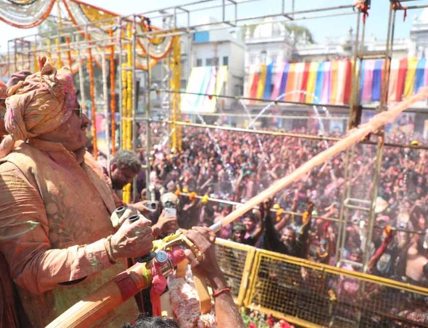 गेर में रंगे सीएम डॉ. मोहन यादव, जमकर उड़ाया रंग-गुलाल