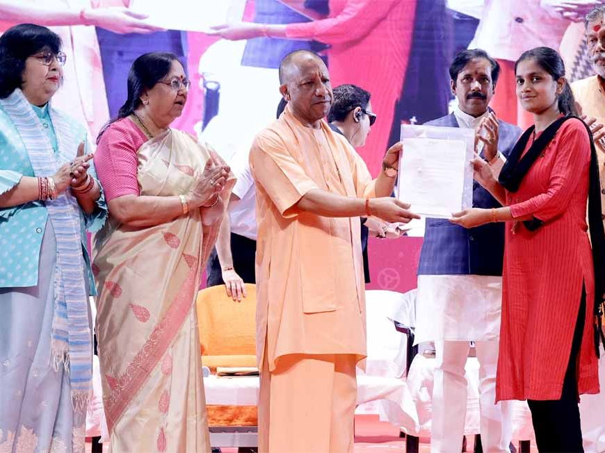 सीएम ने मासूम बच्ची को जैसे ही गोद में लिया, मंच से गूंजा ‘बेटियां अब सुरक्षित हाथों में हैं’