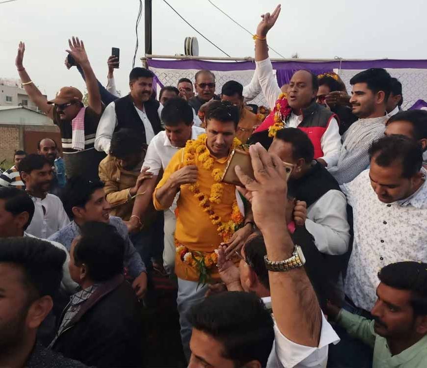 होली के रंग में कांग्रेसी नेता: जीतू पटवारी ने दिग्विजय सिंह को लगाया गुलाल, मस्ती का माहौल