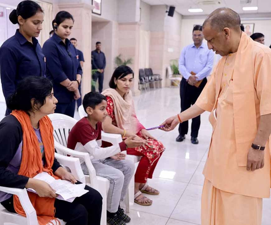 जनता दर्शन में सीएम की सीख: बच्चे से पूछा पढ़ाई का हाल, बोले- किताबों से दोस्ती करो, सोशल मीडिया कम चलाओ