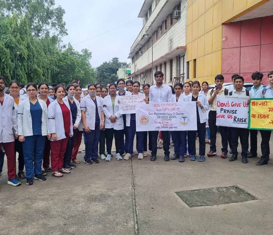 MP के मेडिकल कॉलेजों में 8 हजार डॉक्टर्स हड़ताल पर, स्टापेंड संशोधन लागू न होने पर  प्रदर्शन से इलाज ठप