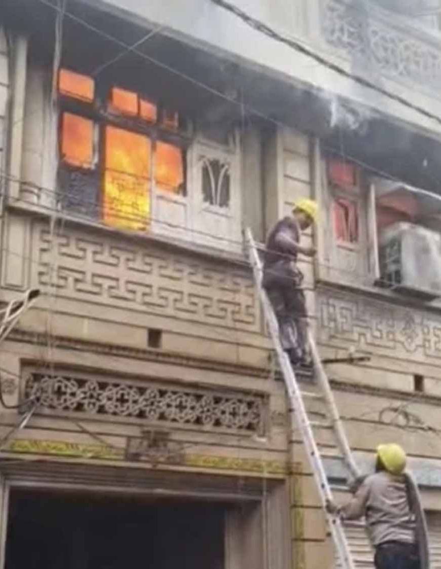 घर में आग से फटे सिलेंडर व एसी कंप्रेसर, बाथरूम में बचने घुसी महिला की दम घुटने से मौत