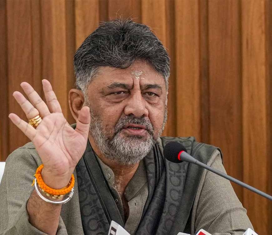 कर्नाटक में सियासी सरगर्मी तेज: CM पद की अटकलों के बीच दिल्ली पहुंचे डी के शिवकुमार, साथ में मलिकार्जुन खरगे