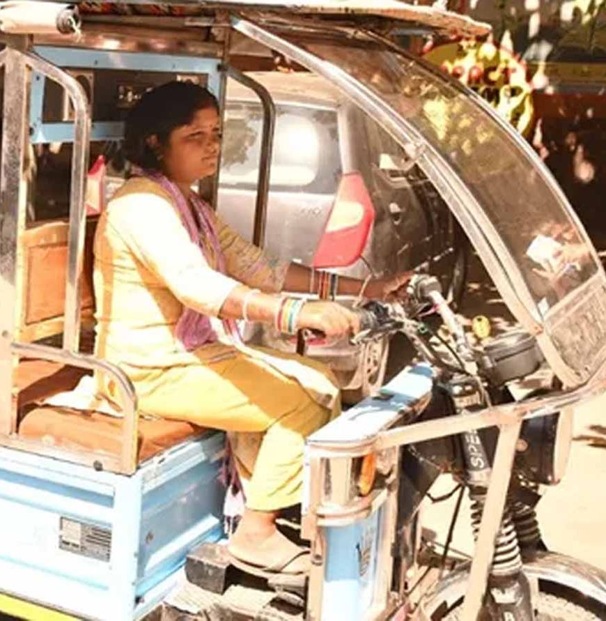 आत्मनिर्भर महिला बनीं हिसार की पूनम, चूल्हा-चौका के साथ थामी ई-रिक्शा की स्टेयरिंग