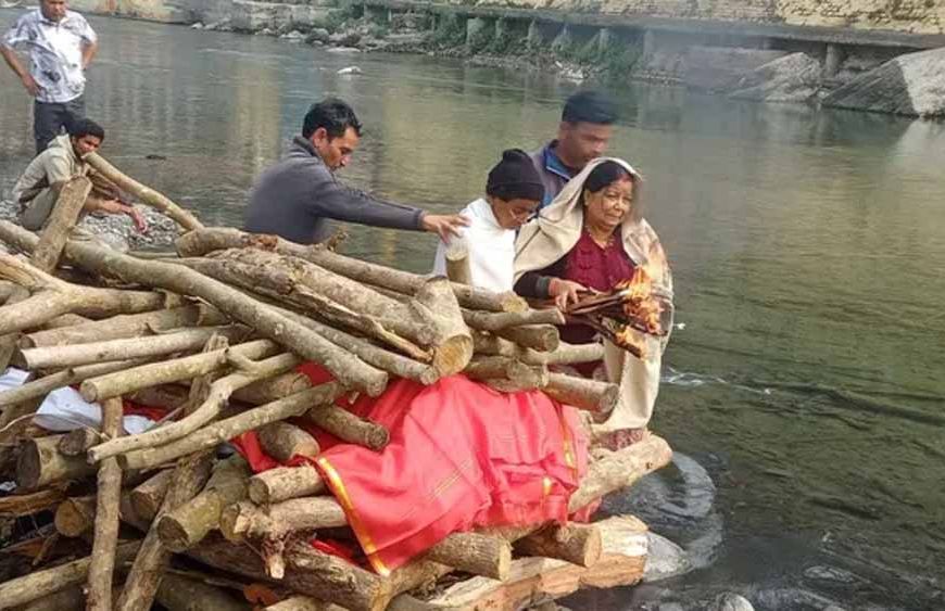 बागेश्वर में बेटियों ने निभाई पारंपरिक जिम्मेदारी, मां को दी मुखाग्नि