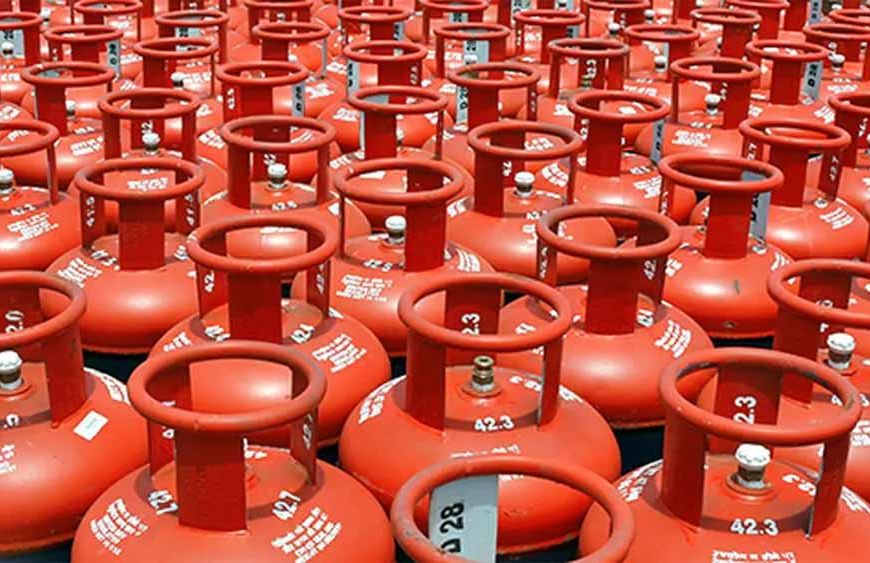 LPG सिलेंडरों की किल्लत पर सरकार सख्त, एस्मा लागू; पहले इन लोगों को मिलेगा गैस
