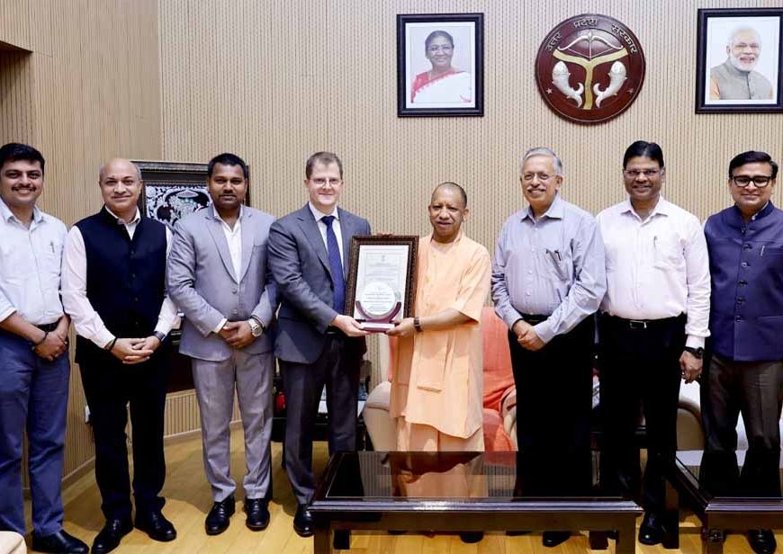 सीएम योगी को प्रस्तुत किया गया नोएडा इंटरनेशनल एयरपोर्ट का एयरोड्रम लाइसेंस