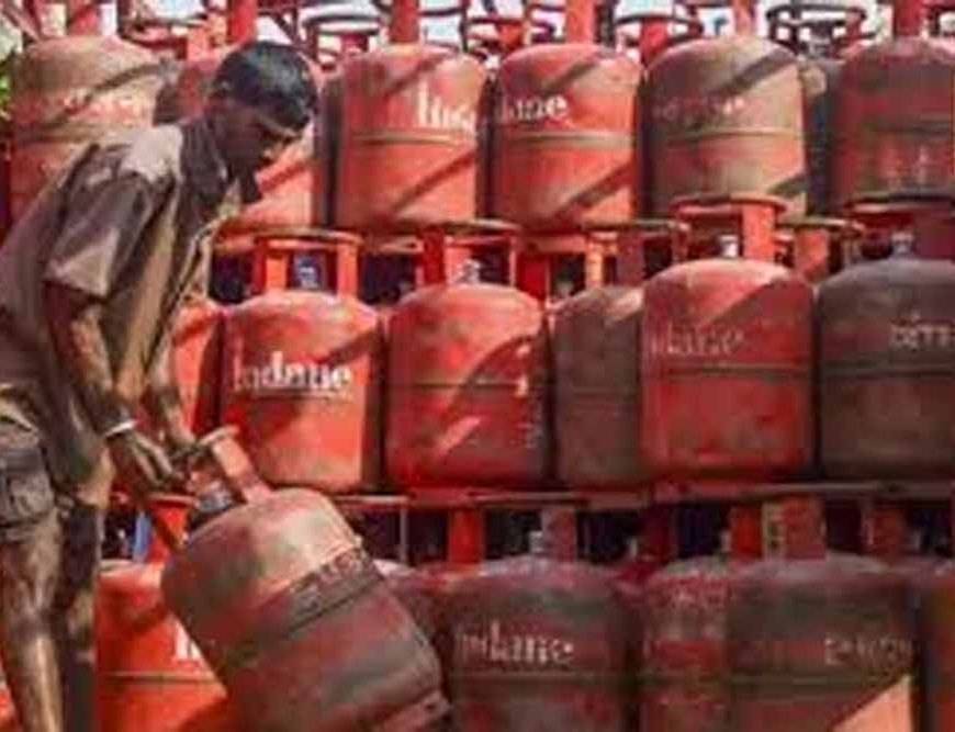 एलपीजी सप्लाई में गड़बड़ी पर सरकार सख्त, एसेंशियल कमोडिटीज एक्ट किया लागू