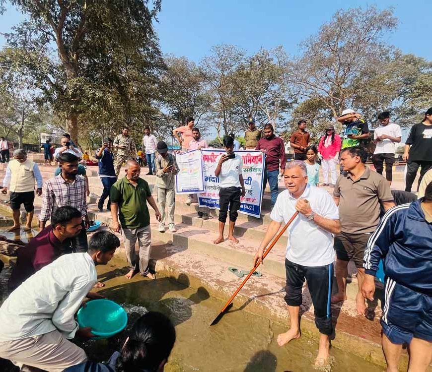 मंत्री परमार ने चित्रकूट स्थित पंचवटी घाट पर किया श्रमदान