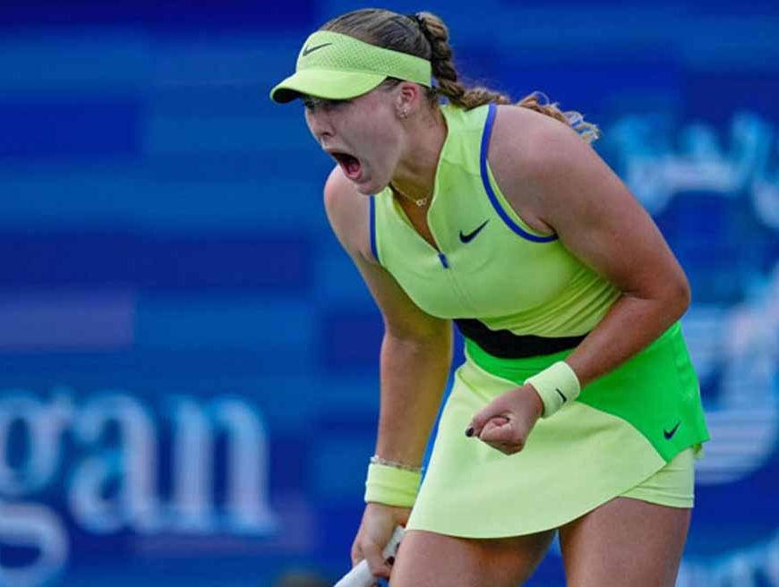 मौजूदा चैंपियन एंड्रीवा ने हार के बाद रैकेट तोड़ा और दर्शकों पर चिल्लाई