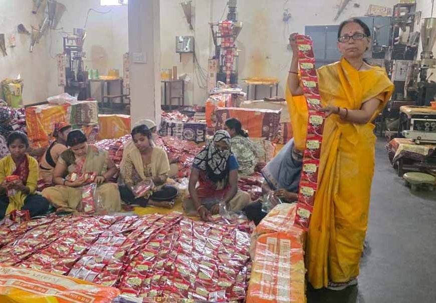 नारी शक्ति से औद्योगिक प्रगतिः पूनम जायसवाल ने 20 महिलाओं को दिया रोजगार, बनीं आत्मनिर्भरता की मिसाल