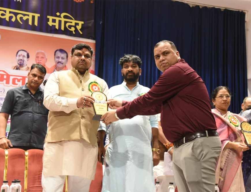 श्रमिक सम्मेलन का हुआ आयोजन, विभिन्न योजनाओं के माध्यम से श्रमिक परिवारों को मिल रही आर्थिक सहायता -स्कूल शिक्षा मंत्री  यादव