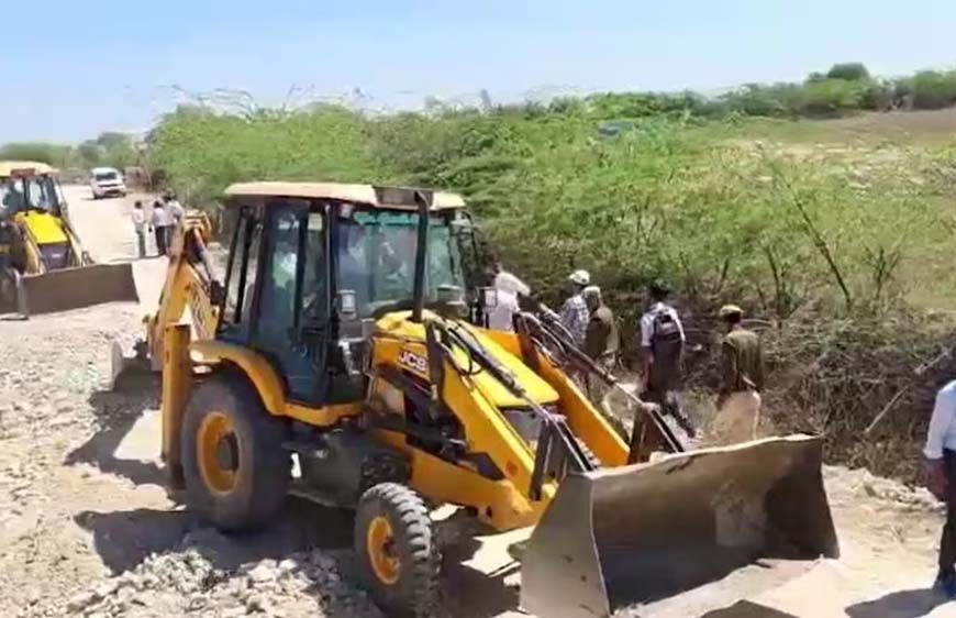 दुर्ग में 8 करोड़ की अफीम खेती का खुलासा, गिरफ्तार भाजपा नेता के भाई की दुकान पर चला बुलडोजर