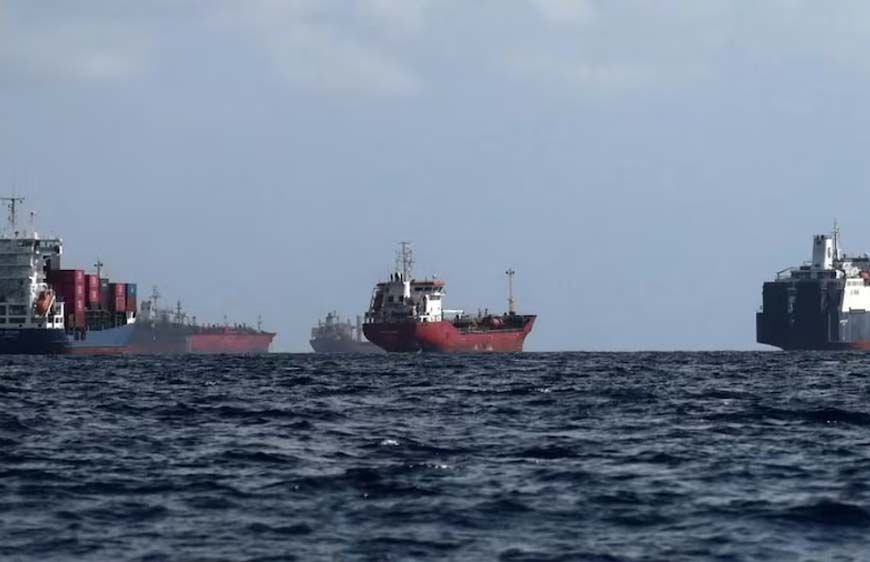 अमेरिका का बड़ा यू-टर्न, ईरान की धमकी के बीच होर्मुज स्ट्रेट पर तेल टैंकरों की आवाजाही ठप