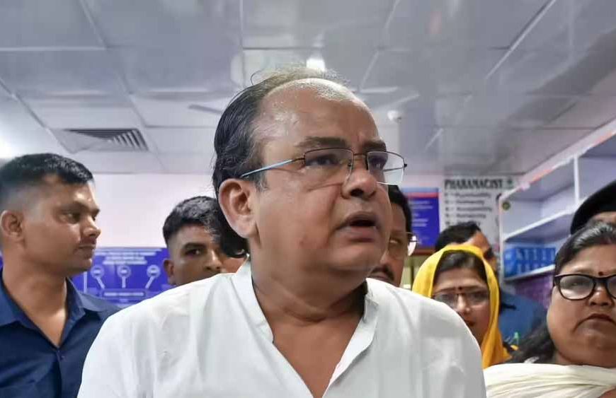 साइकिल से विधानसभा पहुंचे स्वास्थ्य मंत्री डॉ. इरफान अंसारी, गैस-तेल संकट का जताया विरोध