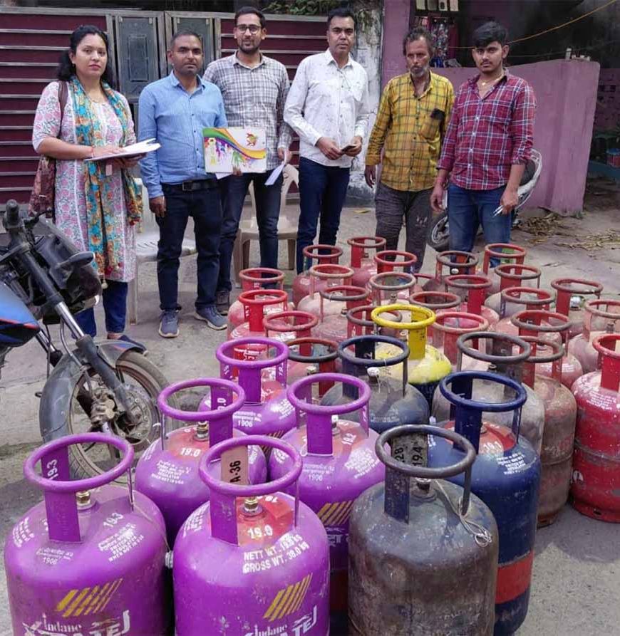 अवैध गैस रिफिलिंग पर जगदलपुर में बड़ी कार्रवाई, भारी मात्रा में सिलेंडर जब्त
