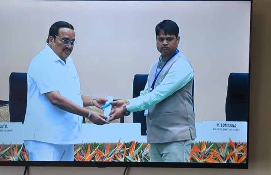 केंद्रीय मंत्री  पाटिल ने नई दिल्ली में मुगलिया हाट के सरपंच  मारण को किया सम्मानित