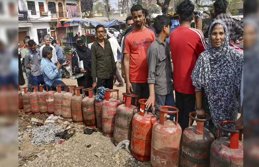 LPG संकट LIVE: रसोई गैस नहीं मिल रही, सिलेंडर ब्लैक मार्केट में 300 रुपये किलो