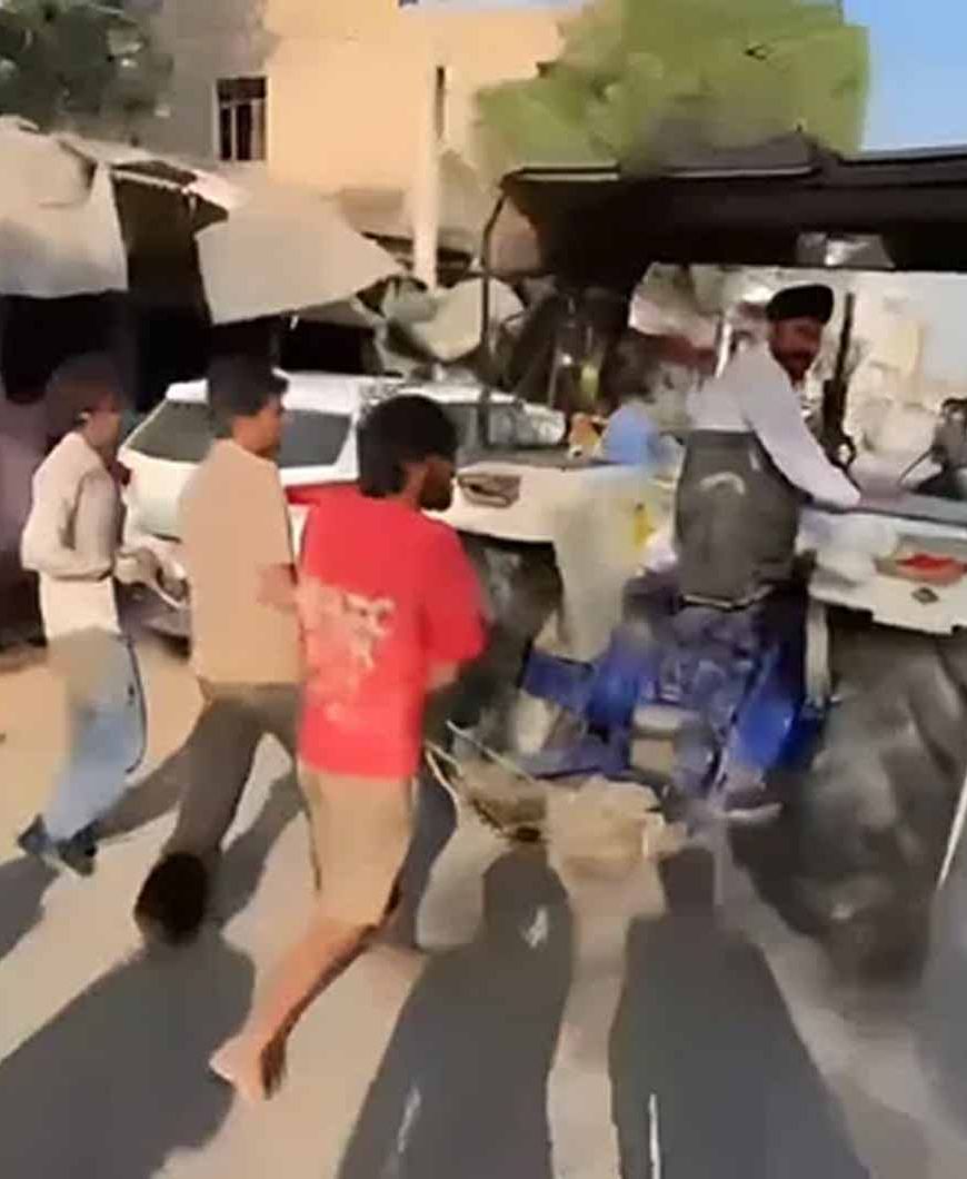 पंजाब में किसान को लूटना पड़ा भारी: ग्रामीणों ने बदमाशों को ट्रैक्टर से बांधकर गांव में घुमाया