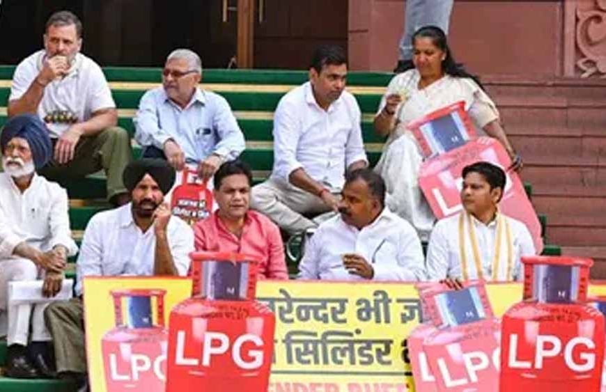 LPG संकट पर राहुल गांधी का तंज: ‘संसद से नरेंद्र गायब, देश से सिलेंडर गायब’