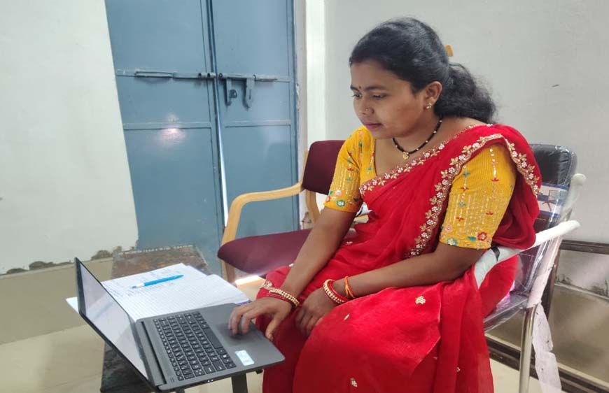 आधार से जुड़ी सेवाएं उपलब्ध करा आत्मनिर्भर बनी संगीता सिंह