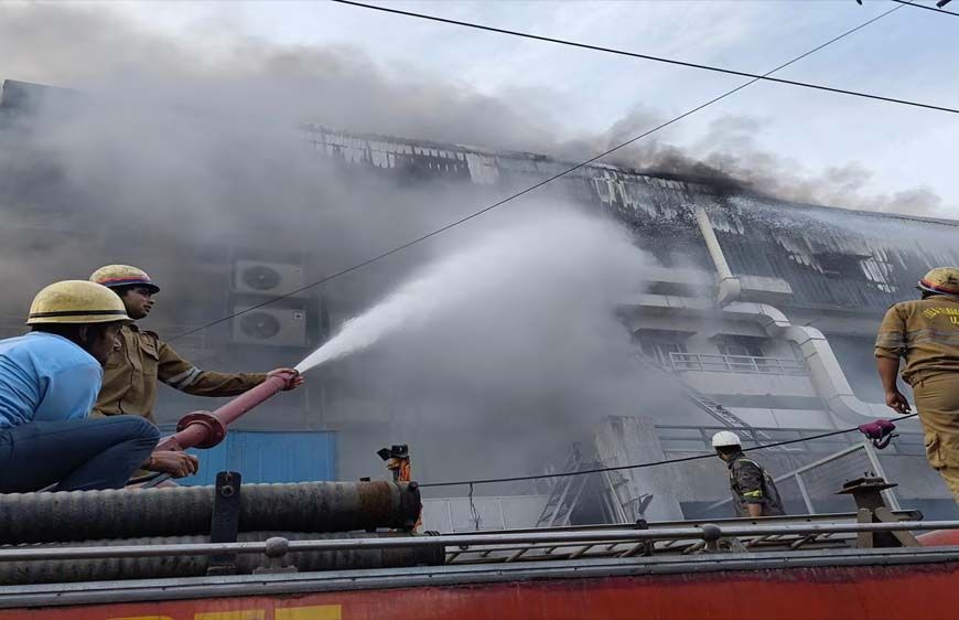 नोएडा की फैक्ट्री में भीषण आग, 30 लोग झुलसे, 250 को लपटों के बीच से किया रेस्क्यू