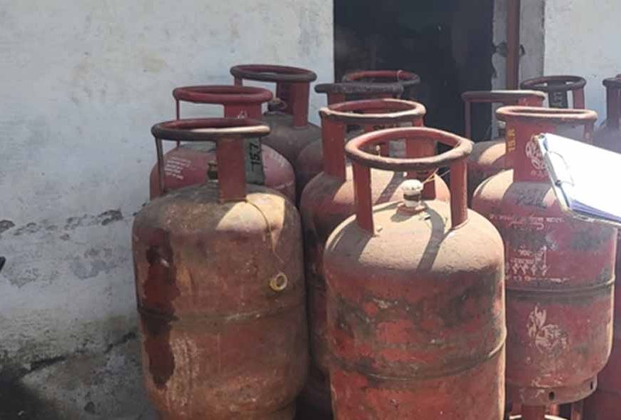बिलासपुर में गैस की कालाबाजारी का भंडाफोड़, कोनी के अवैध रिफिलिंग सेंटर पर छापा; 55 सिलेंडर जब्त