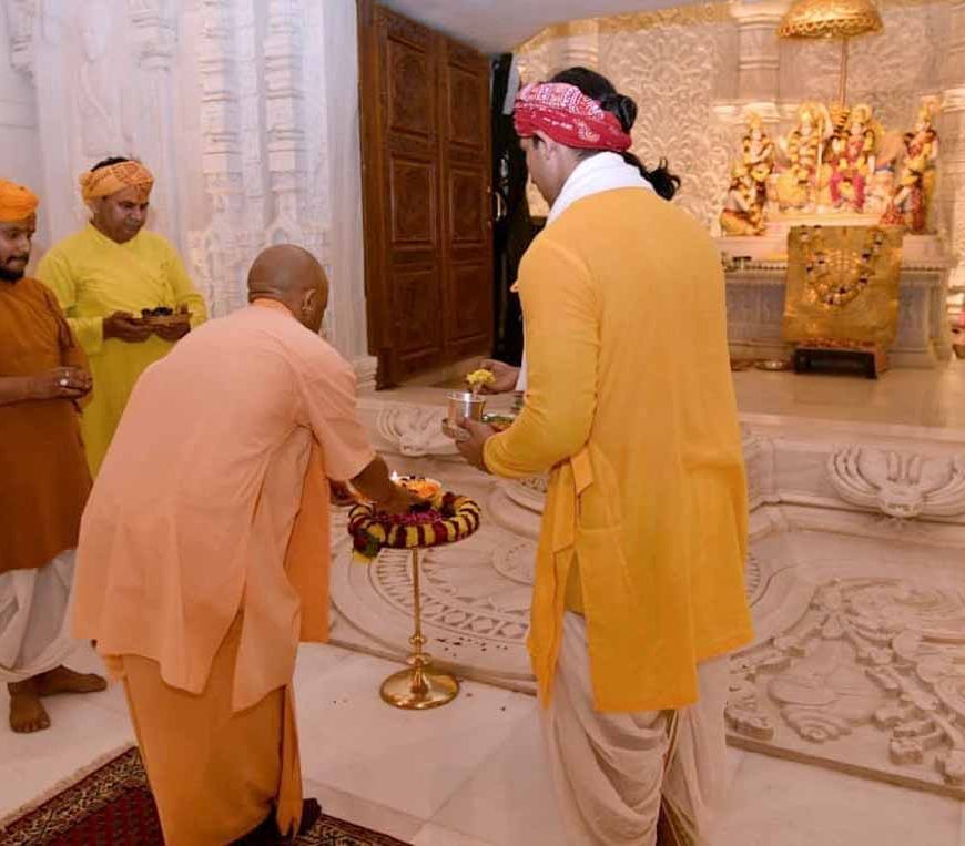 एम योगी ने श्रीराम मंदिर व हनुमानगढ़ी में किया दर्शन-पूजन