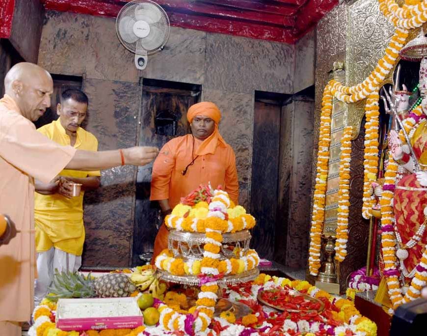 मुख्यमंत्री ने किए मां पाटेश्वरी के दर्शन-पूजन चैत्र नवरात्रि से पहले गोरक्षपीठाधीश्वर ने मां के चरणों में लगाई हाजिरी, स्वस्थ-समृद्ध उत्तर प्रदेश की कामना की