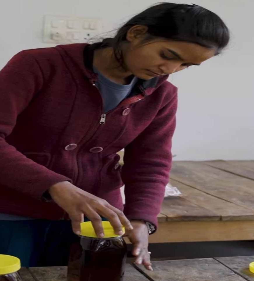 मुख्यमंत्री युवा योजना से ‘बनारसी हनी’ बना आत्मनिर्भरता का प्रतीक, वाराणसी की शिवानी ने पेश की नारी सशक्तीकरण की मिसाल