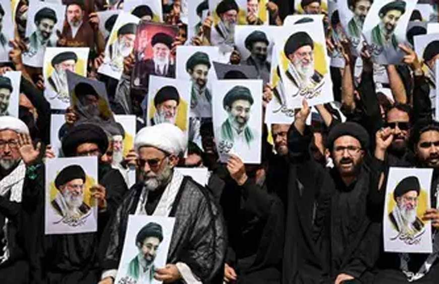 ईरान में अमेरिका की रणनीति फेल? खामेनेई के बेटे की सत्ता को खतरा नहीं