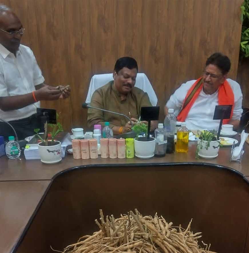 बस्तर और सरगुजा में औषधीय पौधों की योजनाओं का होगा विस्तार :  विकास मरकाम