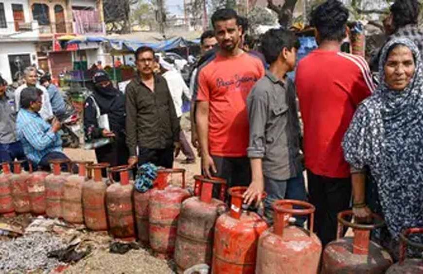 ईंधन संकट से एशिया में हड़कंप: कहीं WFH लागू, कहीं स्कूल बंद, पड़ोसी देशों में हालात बिगड़े