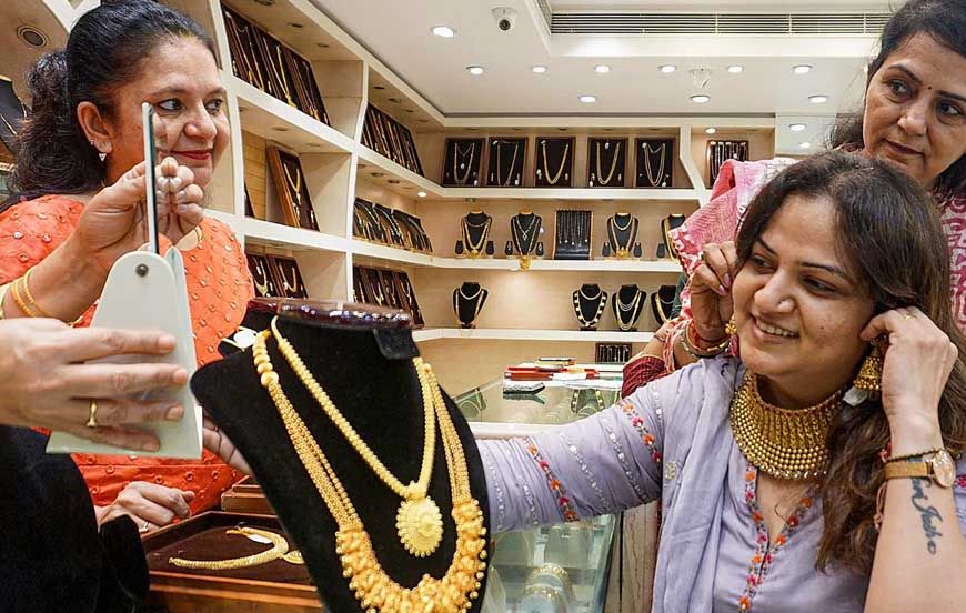 Gold-Silver Prices Down: सोना और चांदी हुए सस्ते, ग्राहकों के चेहरे पर खुशी