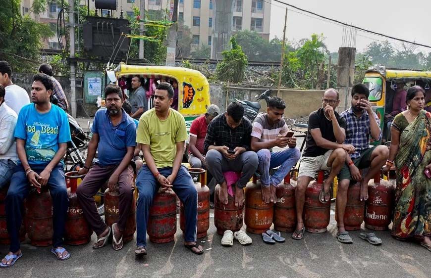 MP में LPG की किल्लत: ऑनलाइन बुकिंग ठप, सर्वर डाउन, एजेंसियों के बाहर लंबी कतारें