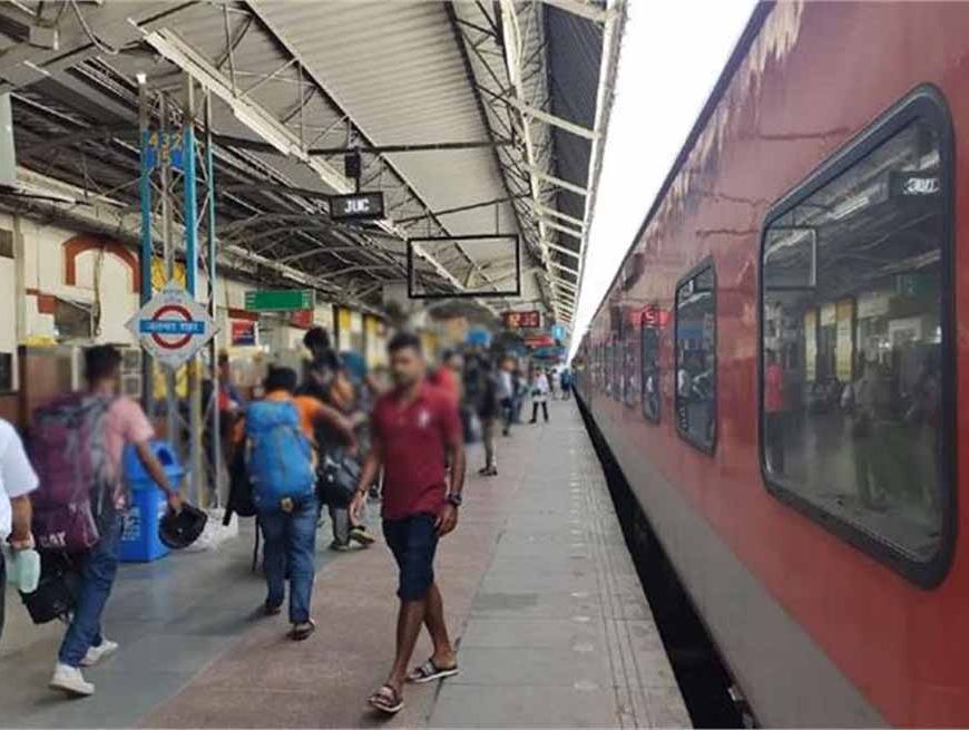 जालंधर रेलवे स्टेशन पर टिकट को लेकर हंगामा, महिला क्लर्क ने कहा- “टिकट नहीं दूंगी”, VIDEO वायरल