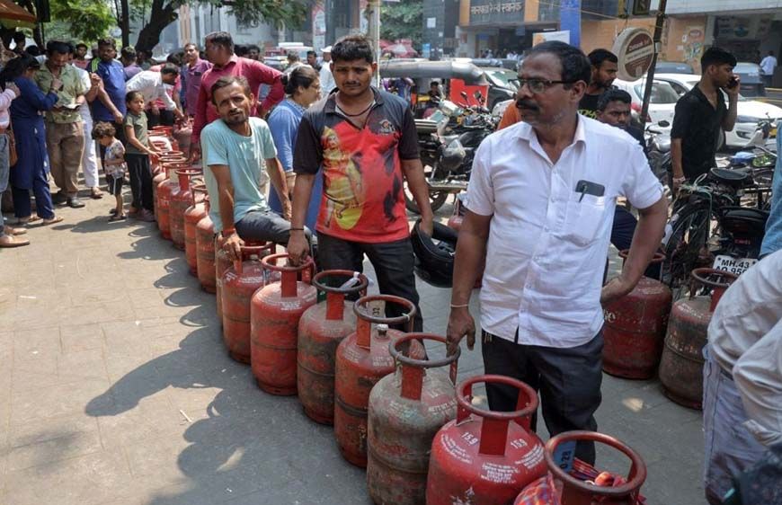 एमपी में LPG संकट: रायसेन में सिलेंडर लेकर चक्काजाम, बुकिंग सर्वर ठप, 7-8 दिन में भी सप्लाई नहीं