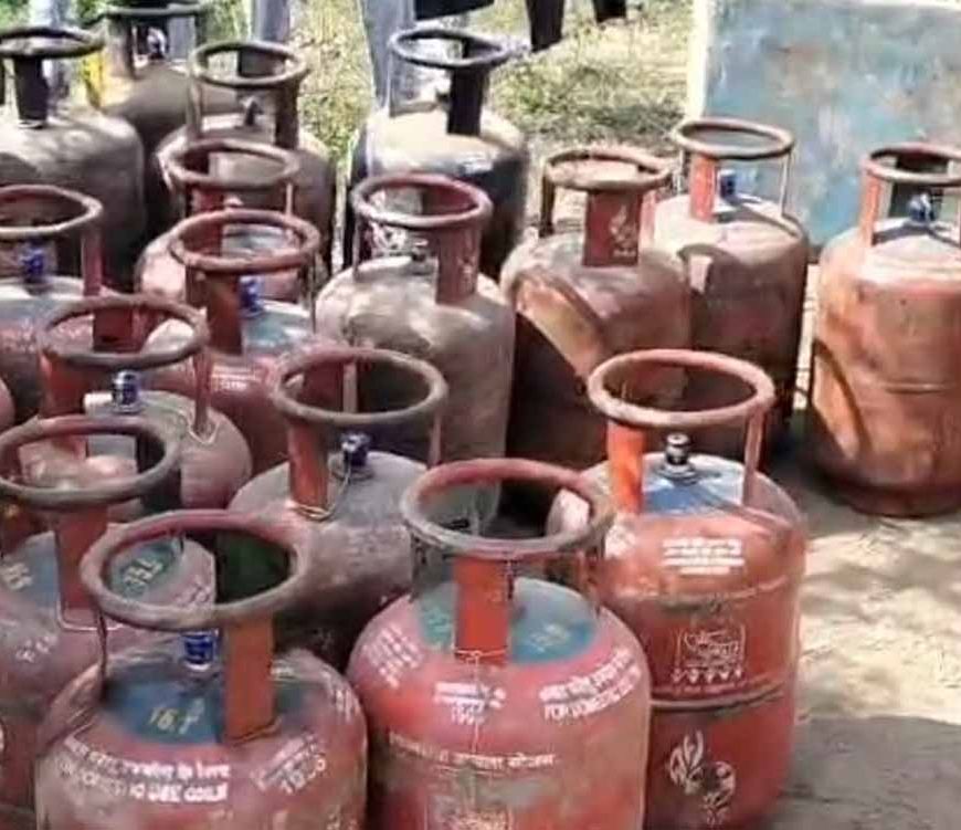 पंजाब में गैस सिलेंडर की ब्लैक मार्केटिंग का खुलासा, लोगों ने माफिया को गाड़ी समेत दबोचा