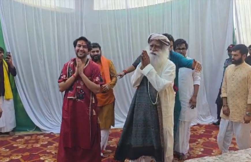 सदगुरु बागेश्वर धाम पहुंचे, बाबा बागेश्वर धीरेंद्र शास्त्री से मुलाकात, 40 देशों के सदस्य भी साथ