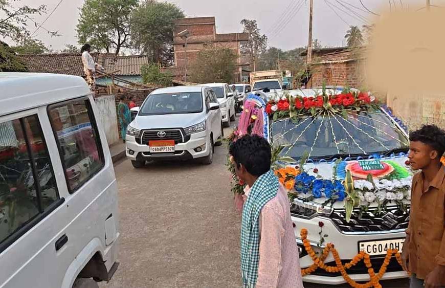 गरियाबंद कलेक्टर की महिला समूह से आधे घंटे चर्चा, बारातियों को देख बोले— ‘यही है बदली हुई हालत का प्रमाण’
