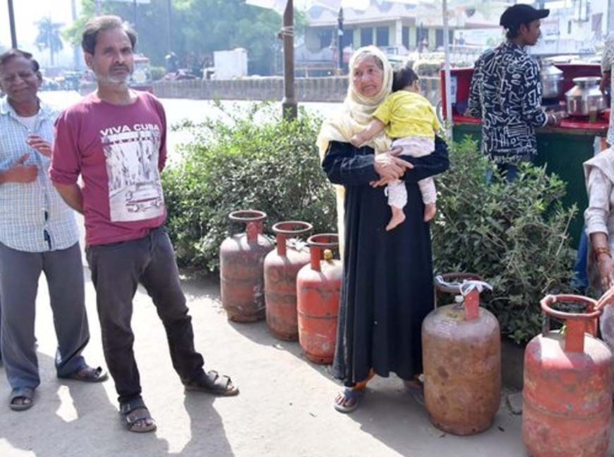 MP में LPG संकट: होटल में गैस खत्म, मेन्यू बदला; भोपाल-इंदौर में इंडक्शन पर पक रहा खाना, घरेलू सिलेंडर के लिए 8 घंटे कतार