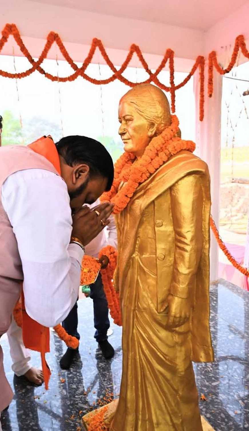 मां को श्रद्धांजलि देने पहुंचे डिप्टी CM सम्राट चौधरी, फुटबॉल खिलाड़ियों का भी बढ़ाया उत्साह