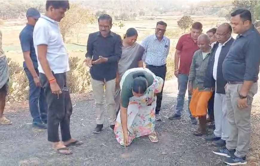 सड़क निर्माण में गड़बड़ी पर भड़कीं विधायक रायमुनी भगत, निरीक्षण के दौरान अफसरों को लगाई फटकार