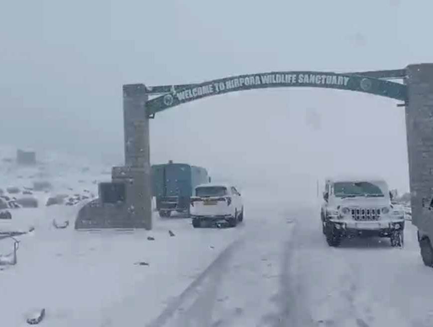 भारी बर्फबारी से जम्मू-कश्मीर की मुख्य सड़क बंद, यातायात प्रभावित