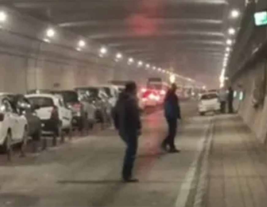 बर्फबारी देखने पहुंचे पर्यटक फंसे मुसीबत में, अटल टनल में सैकड़ों वाहन जाम; रेस्क्यू में जुटी पुलिस